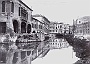 Il Naviglio interno di Padova negli anni '30 visibile sullo sfondo,al ponte della Punta,già demolito all'epoca di questa foto.(da Storia di Pd) (Adriano Danieli)